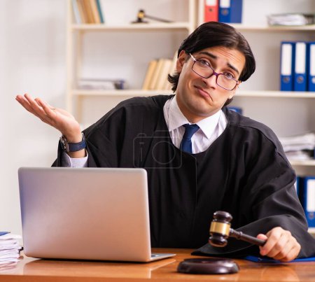 Téléchargez les photos : Le jeune beau juge qui travaille au tribunal - en image libre de droit