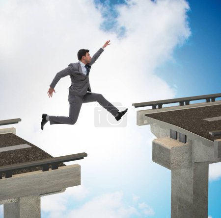Téléchargez les photos : Le jeune homme d'affaires sautant par-dessus le pont - en image libre de droit