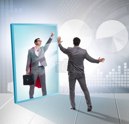 Foto de El hombre de negocios viéndose a sí mismo en el espejo como superhéroe - Imagen libre de derechos