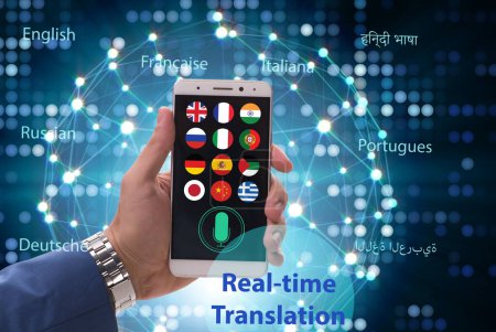 Foto de El concepto de traducción en tiempo real con aplicación para teléfonos inteligentes - Imagen libre de derechos