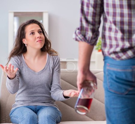Foto de Concepto de violencia doméstica en una discusión familiar con un marido alcohólico borracho - Imagen libre de derechos
