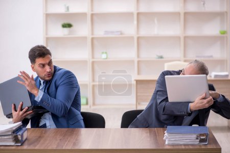 Foto de Dos empleados sentados en el trabajo - Imagen libre de derechos