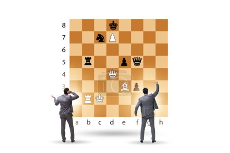 Téléchargez les photos : Les hommes d'affaires jouent aux échecs à bord - en image libre de droit