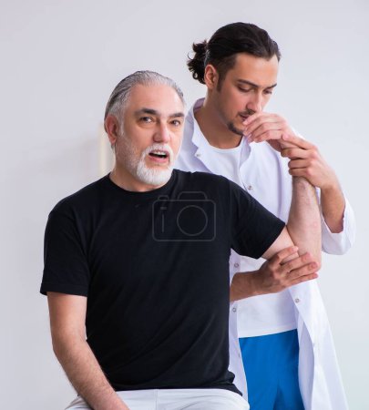 Foto de El viejo herido visitando al joven doctor - Imagen libre de derechos