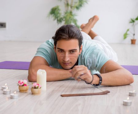 Foto de Hombre durante sesión de yoga en casa - Imagen libre de derechos