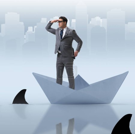 Téléchargez les photos : Homme d'affaires regardant vers l'avenir avec des jumelles en bateau de bateau de papier - en image libre de droit