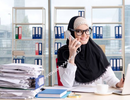 Téléchargez les photos : La femme musulmane employée travaillant dans le bureau - en image libre de droit
