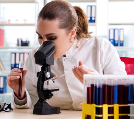 Téléchargez les photos : La chimiste féminine travaillant dans un laboratoire médical - en image libre de droit