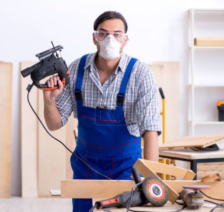 Foto de El joven carpintero trabajando en interiores - Imagen libre de derechos