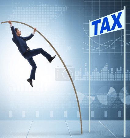 Téléchargez les photos : L'homme d'affaires qui saute par-dessus l'impôt dans le concept d'évasion fiscale - en image libre de droit