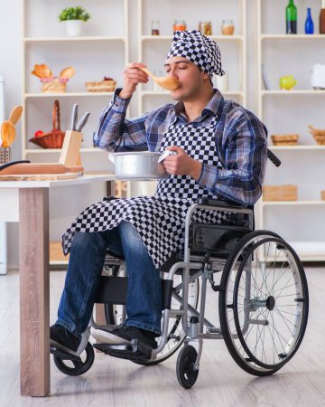 Foto de El hombre discapacitado preparando sopa en la cocina - Imagen libre de derechos