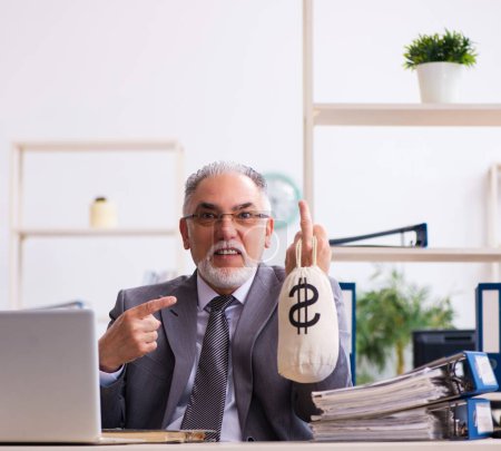 Foto de Hombre mayor empleado sosteniendo bolsa de dinero en el concepto de jubilación - Imagen libre de derechos