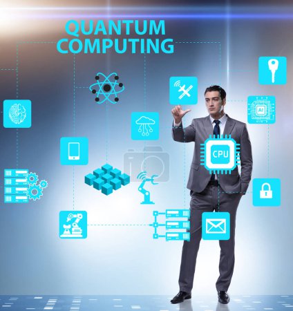 Téléchargez les photos : L'homme d'affaires appuyant sur le bouton virtuel dans le concept de calcul quantique - en image libre de droit