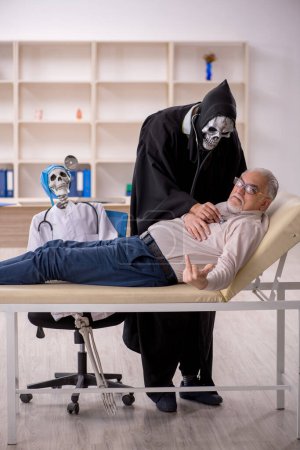 Foto de Viejo paciente visitando a dos doctores diablo - Imagen libre de derechos