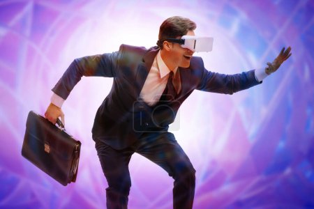 Téléchargez les photos : Concept de réalité virtuelle avec les lunettes homme et VR - en image libre de droit