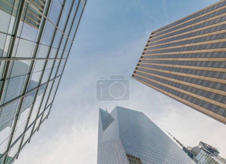 Foto de Los rascacielos de Nueva York vew desde el nivel de la calle - Imagen libre de derechos