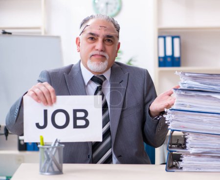 Téléchargez les photos : L'employé masculin âgé malheureux avec un travail excessif - en image libre de droit