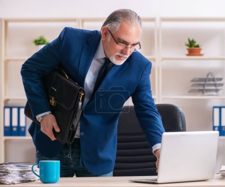 Photo for The aged male employee working in the office - Royalty Free Image