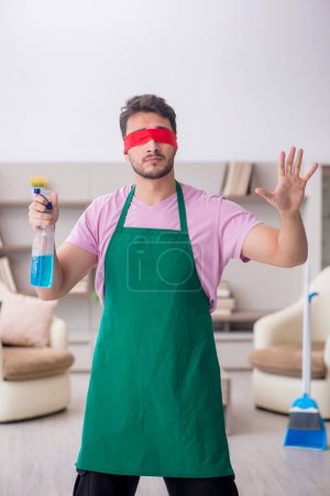 Téléchargez les photos : Jeune entrepreneur les yeux bandés nettoyer la maison - en image libre de droit