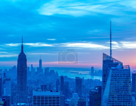 Téléchargez les photos : La vue de nuit de New York manhattan pendant le coucher du soleil - en image libre de droit
