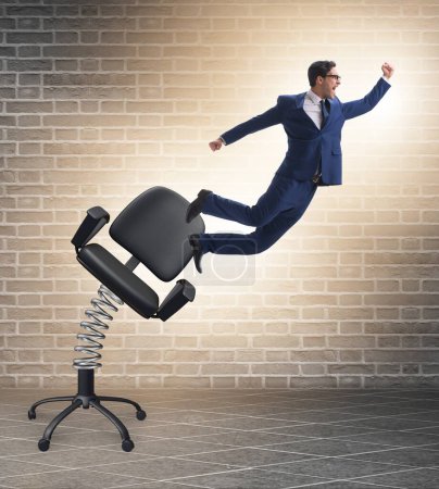Téléchargez les photos : Concept de promotion avec homme d'affaires éjecté de la chaise - en image libre de droit