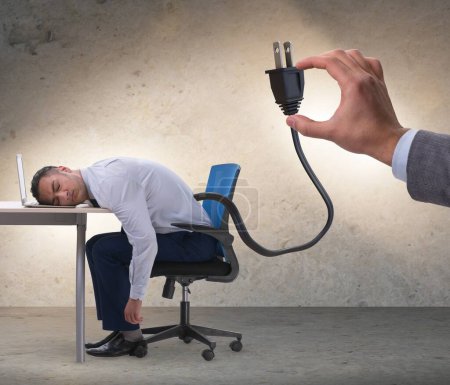 Téléchargez les photos : L'homme d'affaires perd de l'énergie pour travailler - en image libre de droit