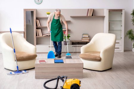 Téléchargez les photos : Ancien entrepreneur nettoyage de la maison - en image libre de droit