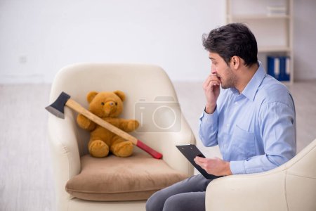 Foto de Joven psicólogo reunión con oso de juguete - Imagen libre de derechos