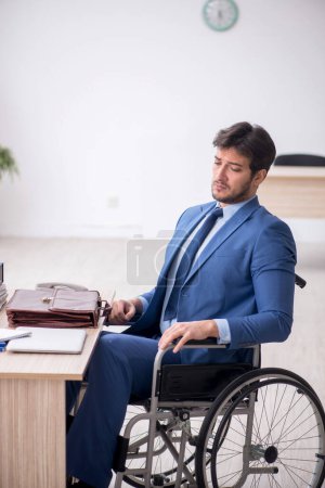 Foto de Young businessman employee in wheel-chair - Imagen libre de derechos