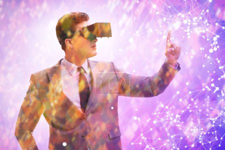 Foto de Concepto metaverso con el hombre y gafas de realidad virtual - Imagen libre de derechos