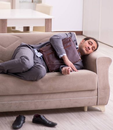 Téléchargez les photos : Homme d'affaires fatigué de rentrer à la maison après la journée de travail - en image libre de droit