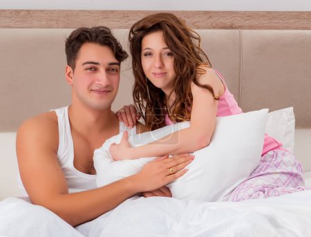 Téléchargez les photos : Le concept drôle avec femme et mari au lit - en image libre de droit