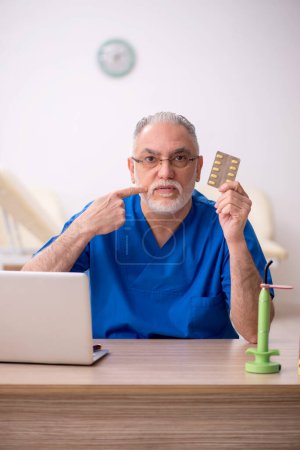 Téléchargez les photos : Vieux dentiste travaillant à l'hôpital - en image libre de droit