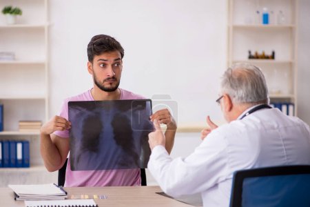 Foto de Paciente joven que visita al viejo radiólogo médico - Imagen libre de derechos