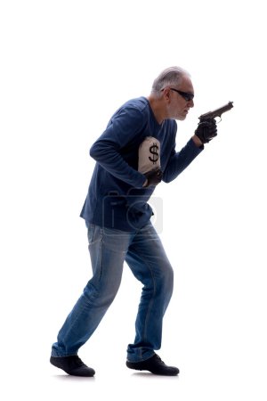 Téléchargez les photos : Vieux cambrioleur tenant sac d'argent isolé sur blanc - en image libre de droit