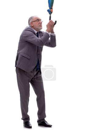 Téléchargez les photos : Vieux patron masculin tenant un umrella isolé sur blanc - en image libre de droit