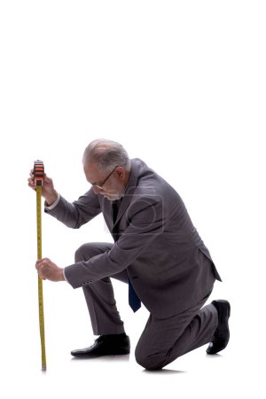 Téléchargez les photos : Vieux patron homme d'affaires tenant mètre ruban isolé sur blanc - en image libre de droit