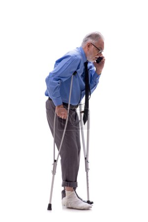 Foto de Viejo jefe masculino con muletas aisladas en blanco - Imagen libre de derechos