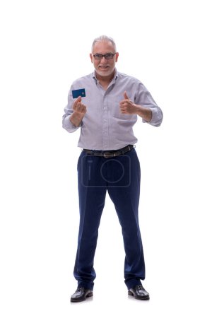 Téléchargez les photos : Ancien patron tenant la carte de crédit isolé sur blanc - en image libre de droit