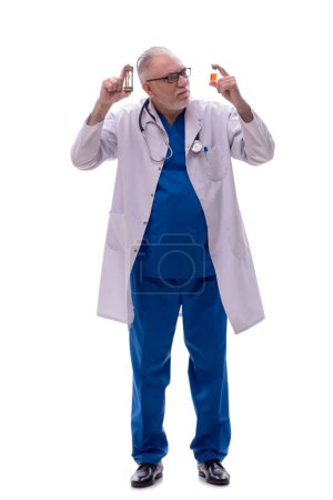 Téléchargez les photos : Vieux médecin dans le concept de gestion du temps isolé sur blanc - en image libre de droit