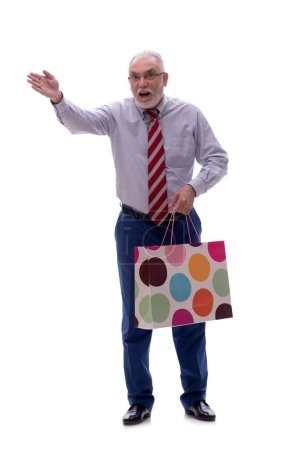 Téléchargez les photos : Vieux patron mâle tenant sac isolé sur blanc - en image libre de droit