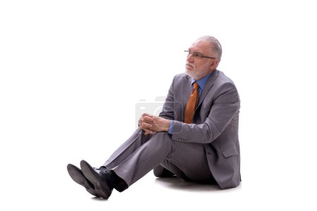 Foto de Hombre de negocios anciano sentado en el suelo aislado en blanco - Imagen libre de derechos