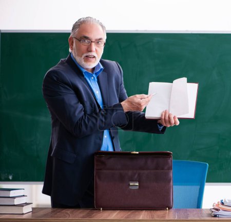 Téléchargez les photos : Enseignant masculin âgé en classe - en image libre de droit