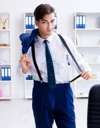 Téléchargez les photos : Le jeune homme d'affaires élégant travaillant dans le bureau - en image libre de droit