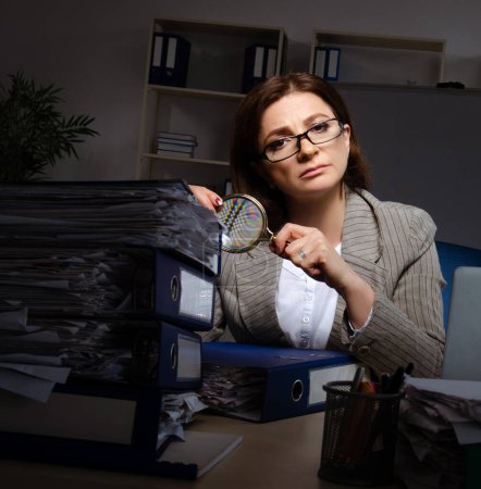Téléchargez les photos : The female employee suffering from excessive work - en image libre de droit