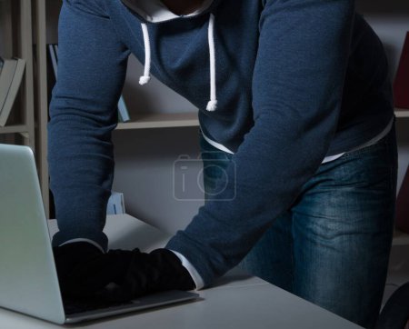 Téléchargez les photos : Le jeune pirate piratage informatique la nuit - en image libre de droit