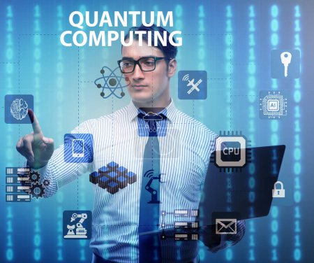 Téléchargez les photos : L'homme d'affaires appuyant sur le bouton virtuel dans le concept de calcul quantique - en image libre de droit