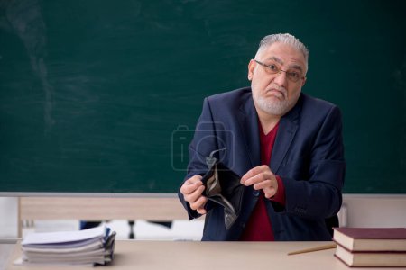 Téléchargez les photos : Old teacher in remuneration concept - en image libre de droit