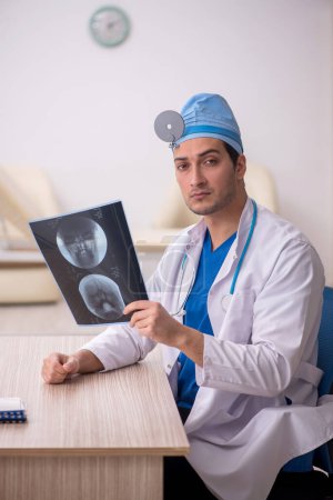 Téléchargez les photos : Jeune médecin radiologue travaillant à l'hôpital - en image libre de droit