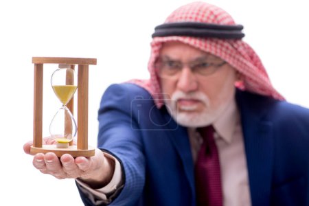 Foto de Antiguo jefe árabe aislado en blanco en concepto de gestión del tiempo - Imagen libre de derechos